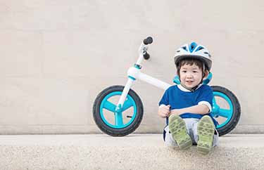 自転車に乗る子ども