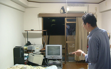 風によって自宅のPCモニターが吹き飛ばされる